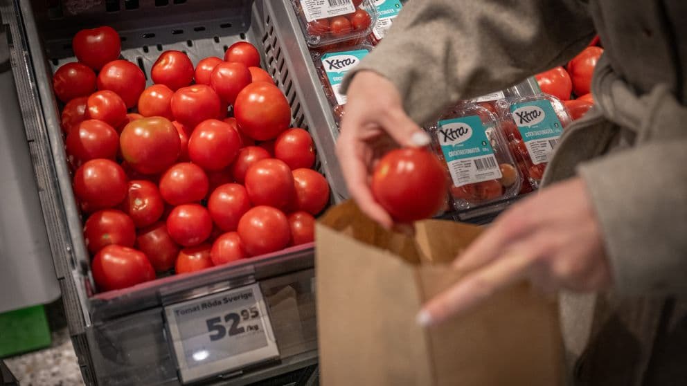 En kvinna handlar tomater i en livsmedelsbutik den 4 oktober 2022 i Borstahusen inflation matbutik