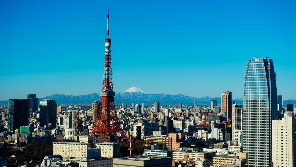 Tokyos skyline med berget Fuji i bakgrunden.