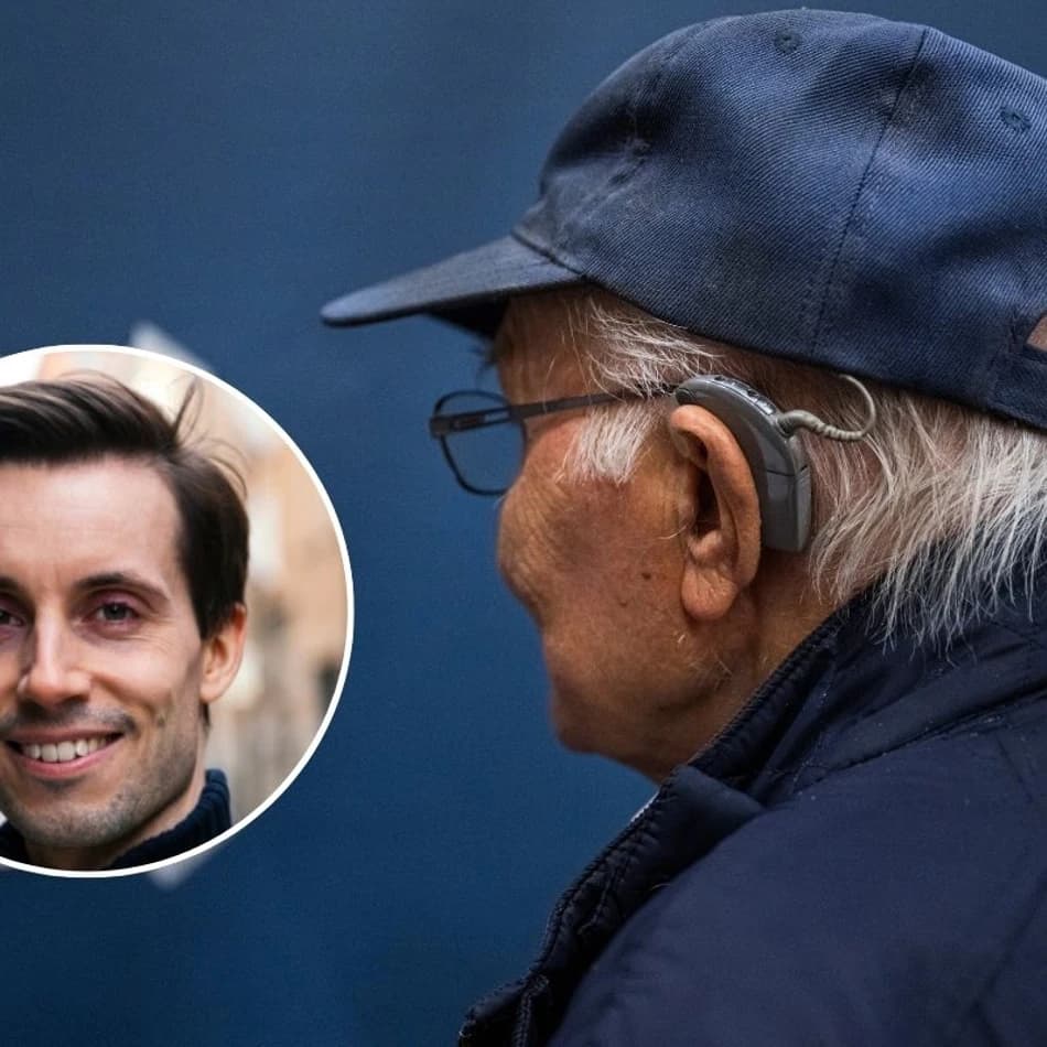 En pensionär med blå keps