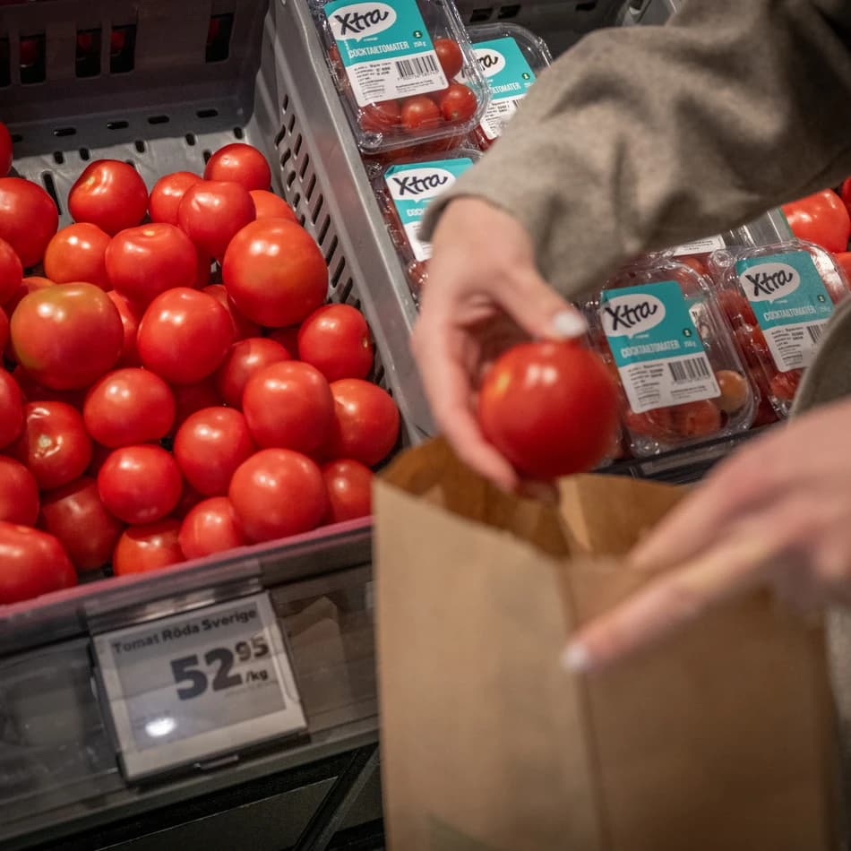 En kvinna handlar tomater i en livsmedelsbutik den 4 oktober 2022 i Borstahusen.