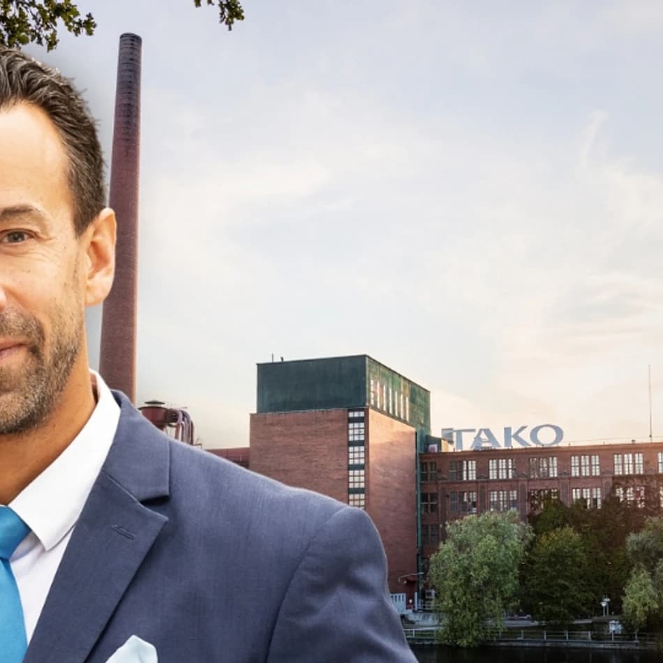 SHB:s råvaruanalytiker Christian Kopfer om kartong- och pappersbruk. I bakgrunden står kartongbruket i centrala Tammerfors, som tystnade i juni.