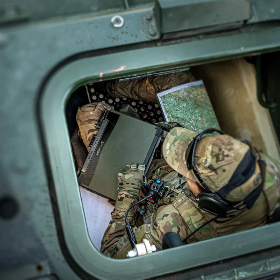placera-Afv-bilder-Bilder-MILDEF-press-soldier-through-hatch.jpg