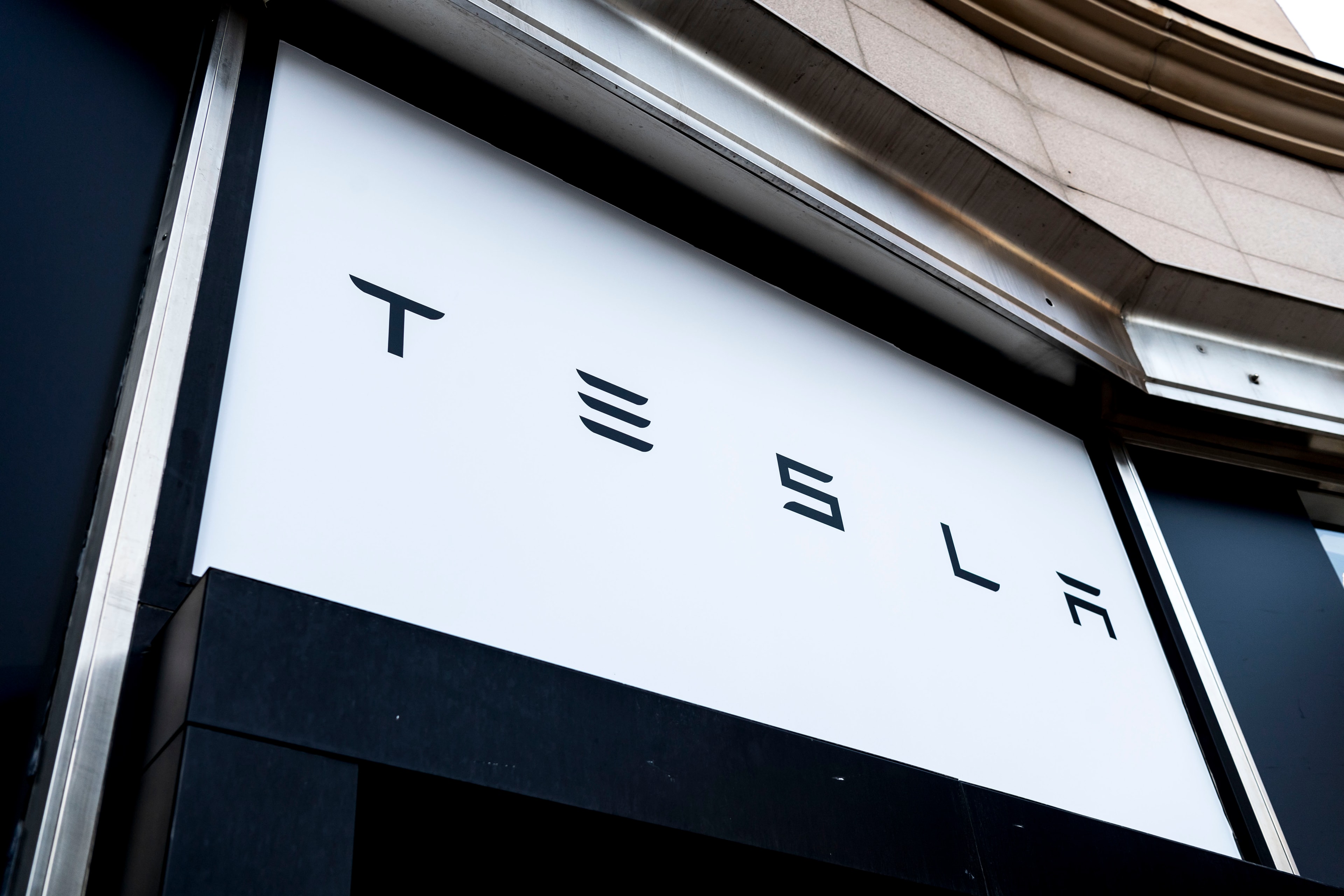 tesla skylt