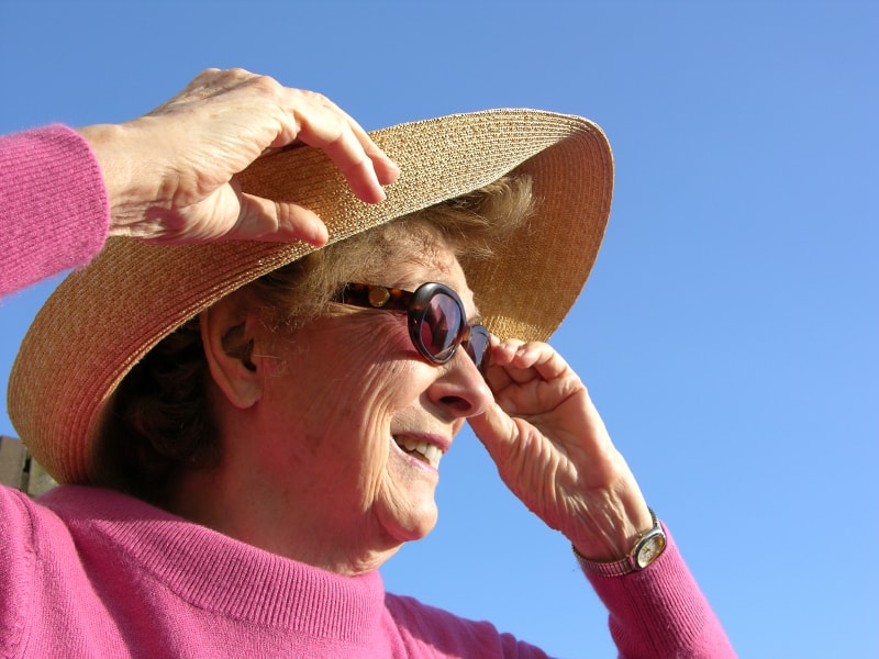 placera-Genrebilder gamla-Pension�r - dam som solar1.jpg