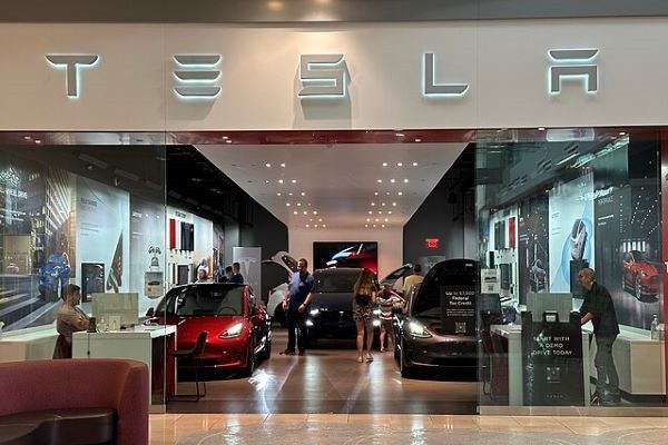 Tesla_Showroom_Dadeland_Mall,_Miami_Florida_9_June_2023_-_4