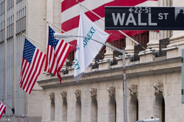 Wall_Street_-_New_York_Stock_Exchange-900x600