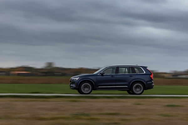 New Volvo XC90 B5 - dynamic